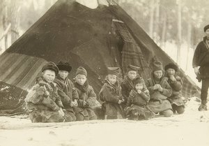 Suécia. Crianças lapas na frente de uma tenda. Por volta de 1900 de Unbekannt