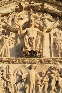 Escultura do Cristo sentado em um trono. O Juízo Final. O Tympanum do portal central ocidental. A Catedral de Santo Estêvão. de Unbekannt