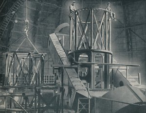 Seção por seção monta a enorme estrutura de aço do cilindro das prostitutas, c1935 de Unbekannt