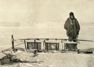 Shackleton em pé junto ao Broken Southern Sledge, c1908, 1909. de Unbekannt