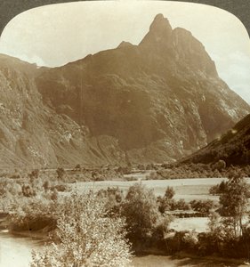 Pináculos afiados da parede de montanha de coroação de Romdalshorn acima do rio Rauma, Noruega, c1905. de Unbekannt