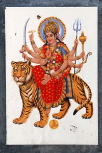 Sherawali, ou Jagadamba. As pessoas no norte da Índia cantam em louvor a ela como Jai Mata di, ela é a mesma Durga ou Shakti. de Unbekannt
