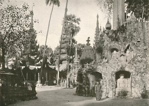 Santuários no pagode Shwe Dagon, Rangoon, 1900. de Unbekannt