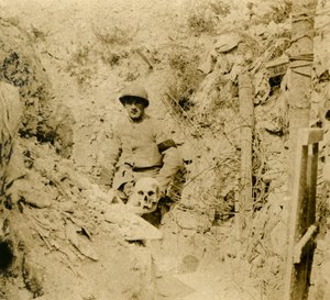 Crânio encontrado enterrado nas trincheiras, c1914-c1918 de Unbekannt