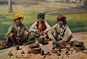 Encantadores de serpentes, c1910. de Unbekannt