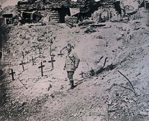 Soldado entre cruzes de madeira, c1914-c1918 de Unbekannt