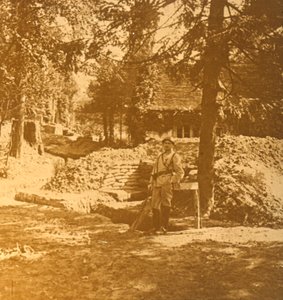 Soldado fora da trincheira, Bois des Loges, norte da França, c1914-c1918 de Unbekannt