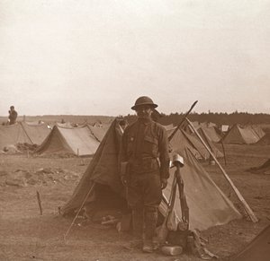 Soldado em pé pela barraca, acampamento americano, Melette, França, c1914-c1918. de Unbekannt