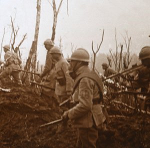 Soldados avançando, c1914-c1918 de Unbekannt