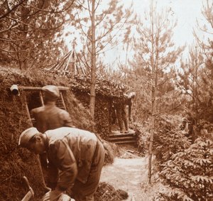 Soldados em abrigos cobertos de terra, Genicourt, norte da França, c1914-c1918 de Unbekannt
