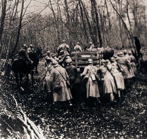 Soldados na floresta, c1914-c1918 de Unbekannt