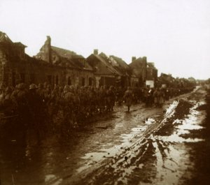 Soldados, marchar, passado, bombardeado, casas, champanhe, norte, frança, c1914-c1918 de Unbekannt
