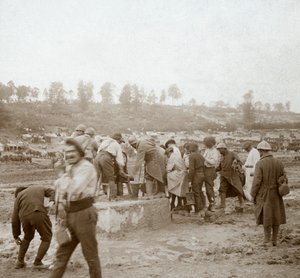 Soldados, fila, lama, água, genicourt, norte, frança, c1914-c1918 de Unbekannt