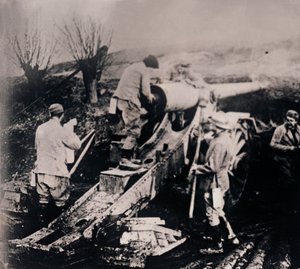 Soldados com artilharia pesada, c1914-c1918 de Unbekannt