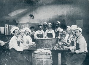 Alguns dos cozinheiros que preparam a sopa no Messagerie Van Gand, c1914 de Unbekannt