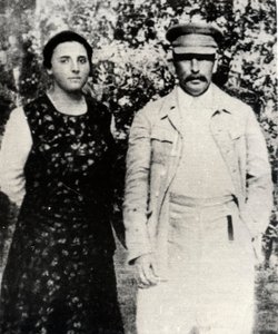 O líder soviético Josef Stalin com sua segunda esposa Nadezhda Alliluyeva, final da década de 1920 de Unbekannt