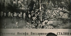Os líderes soviéticos visitam o esquife de Stalin, decorado com flores, no Salão de Colunas de Moscows. Atrás do chefe de Unbekannt