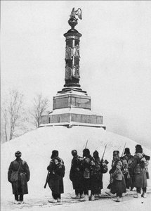 Soldados soviéticos no monumento aos heróis da Guerra de 1812 na aldeia de Tarutino Kaluga r de Unbekannt