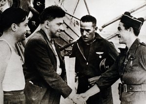 Guerra Civil Espanhola (1936-1939): Ilia Grigorievich Ehrenburg (1891-1967), escritora russa, na sua chegada ao aeroporto de Barcelona (Espanha) (segundo a partir da esquerda), como correspondente soviético da Guerra Civil de Unbekannt