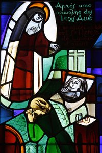 Vidro manchado representando Sainte Therese de Lisieux curando uma criança doente na igreja de Notre-Dame-de-la-Trinite , Blois, França de Unbekannt