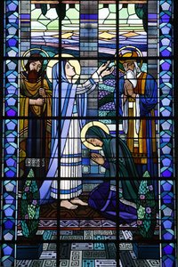 Vidro manchado na igreja católica de Notre Dame du Rosaire: a Visitação, Saint-Ouen, França de Unbekannt