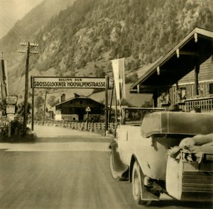 Início da estrada alpina Grossglockner, Fusch an der Großglocknerstraße, Áustria, c1935. de Unbekannt