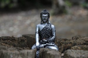 Estátua no jardim do templo de Buddhapadipa, Wimbledon, Grande-Bretagne de Unbekannt