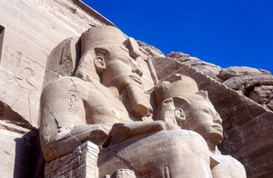 Estátuas de Ramsés II, em frente ao templo principal, Abu Simbel, Egito, início do século XIII aC de Unbekannt