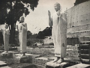 Estátuas de pedra em frente ao Ruwanwali-Dagoba em restauração, Anuradhapura, 1926 de Unbekannt