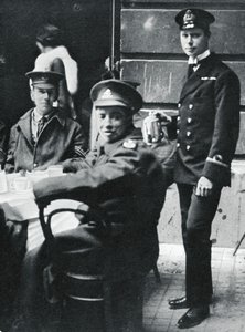 Subtenente Príncipe Albert servindo chá a soldados feridos no Palácio de Buckingham, 1916 de Unbekannt