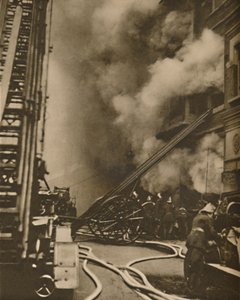 Subjugando uma Conflagração em uma Rua Estreita da Cidade, c1935. de Unbekannt
