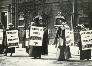 Os sufragistas demonstram do lado de fora de uma prisão, Londres, 1914, 1947. de Unbekannt