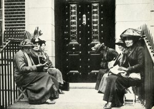 Sufragistas esperando na porta da casa de Sir Edward Carsons London, em 6 de abril de 1914, 1947. de Unbekannt