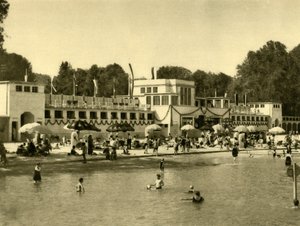 Nadando no lago Traunsee, Gmunden, Alta Áustria, c1935. de Unbekannt