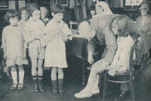 Testando o reflexo da patela para indicação de doença nervosa, c1935 de Unbekannt
