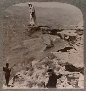 O Arno. Dragoman em pé na rocha, c1900 de Unbekannt