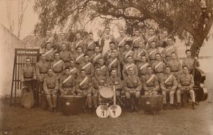 A Faixa de Batalhão do Primeiro Batalhão, The Queens possui o Royal West Kent Regiment. Poona, Índia, 1 de Unbekannt