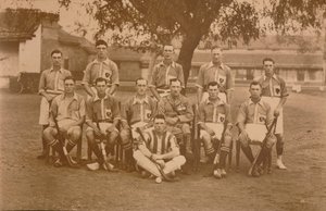 A equipe de hóquei do primeiro batalhão do Batalhão, o Queens, possui o Regimento Oeste Real de Kent. Poona, eu de Unbekannt