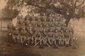 Os sinalizadores de batalhão do primeiro batalhão, o Queens possuem o Regimento Oeste Real de Kent. Poona, In de Unbekannt