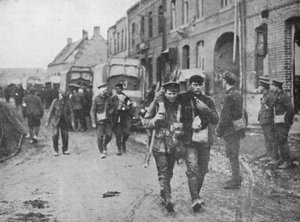 Os britânicos feridos voltando a um posto de vestir após um ataque, 1915 de Unbekannt