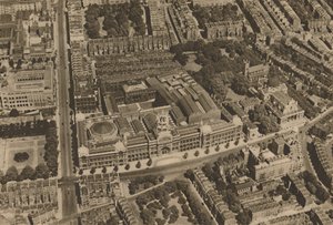 A câmera captura uma vista de South Kensington de um avião voando baixo, c1935. de Unbekannt