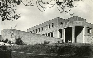 A casa contemporânea do tijolo do idioma em Hampstead, Londres, 1941. de Unbekannt