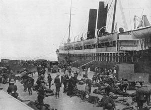 A Força Expedicionária de Dardanelos estabelece: Um transporte carregando em Alexandria, 1915 de Unbekannt