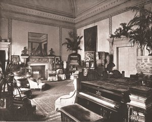 A sala de estar no alojamento branco, Richmond Park, 1894. de Unbekannt