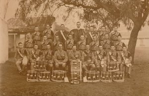 Os tambores e cornetas do primeiro batalhão, o Queens possuem o Regimento Royal West Kent. Poona, Índia, de Unbekannt