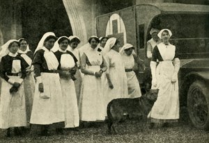 A Duquesa de Westminster com enfermeiras, Le Touquet, Primeira Guerra Mundial, 1914, c1920. de Unbekannt