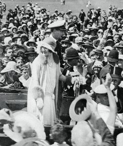 O duque e a duquesa cercaram multidões em Auckland, 1927, 1937 de Unbekannt