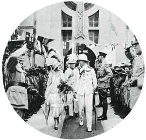O Duque e a Duquesa de York visitando o túmulo do Almirante Benbow, Kingston, Jamaica, 1927, 1937 de Unbekannt