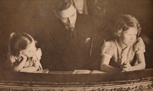 O duque de York e as princesas Elizabeth e Margaret na pantomima, 6 de fevereiro de 1935. de Unbekannt