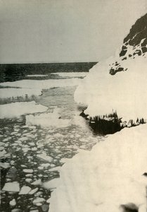 O primeiro local de desembarque, mostrando o gelo da baía saindo e se afastando para o norte, 1908, 1909 de Unbekannt